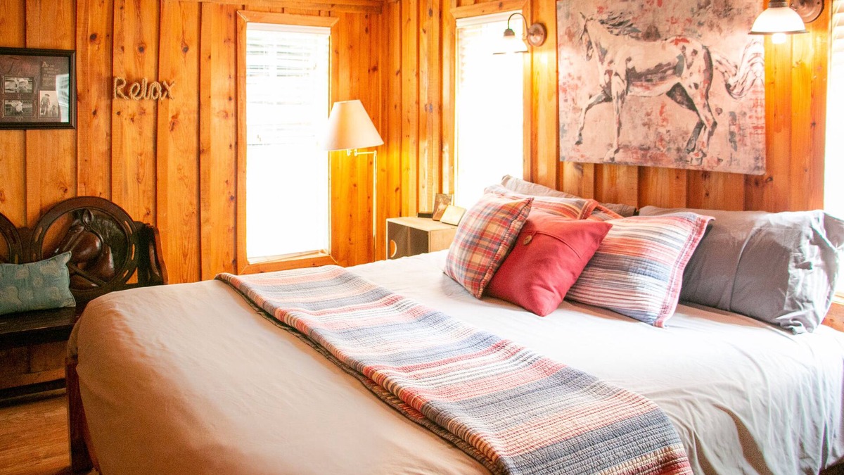 Hot Springs Cabin | Victory Suite - Rustic Cabin