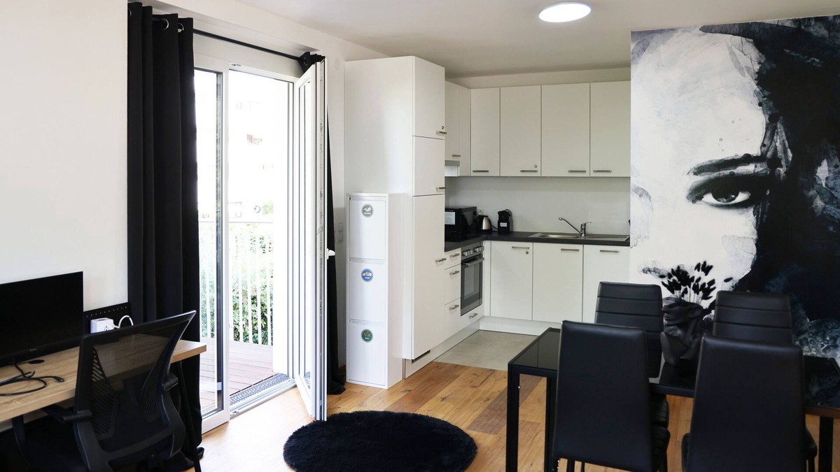 Grinzing Apartment | Vienna's Modern Black Beauty - Couples and Family-Friendly apartment
