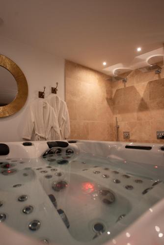 Romorantin-Lanthenay House | Viens on s'aime - Séjour romantique avec spa privatif près du Zoo de Beauval