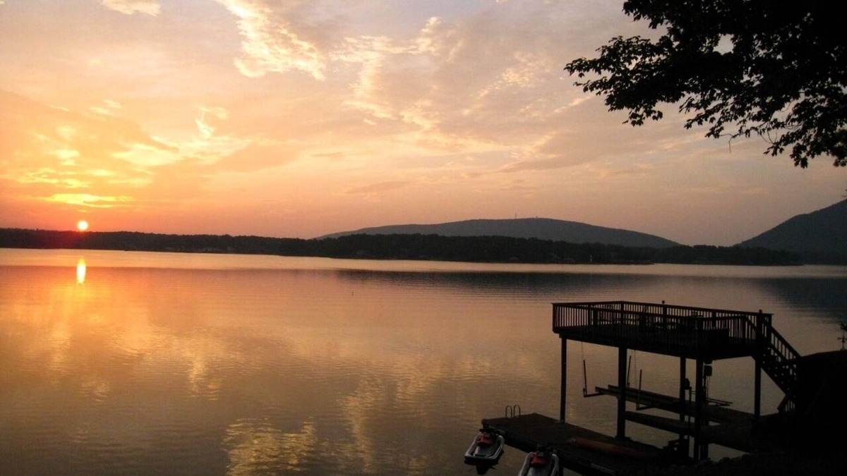 Huddleston Cabin | VIEW FIREPIT, hot tub, dock, Mountain waterfront, pool table, WiFi, dogs welcome