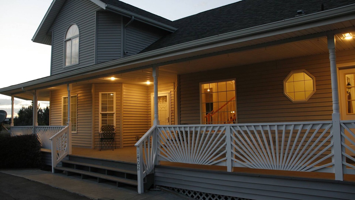 Brownstown House | View; float the Yakima River; Sleeps 8 + movable foam mattress can sleep 9.