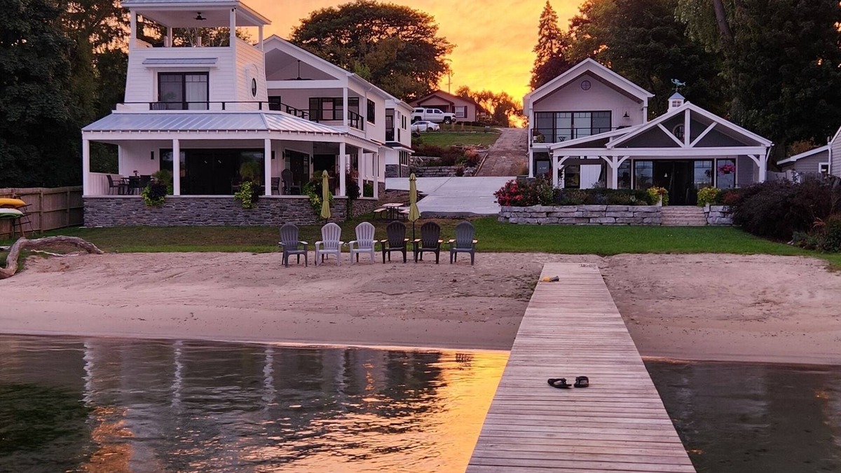 St. Clair Apartment | View freighters on the St. Clair River!