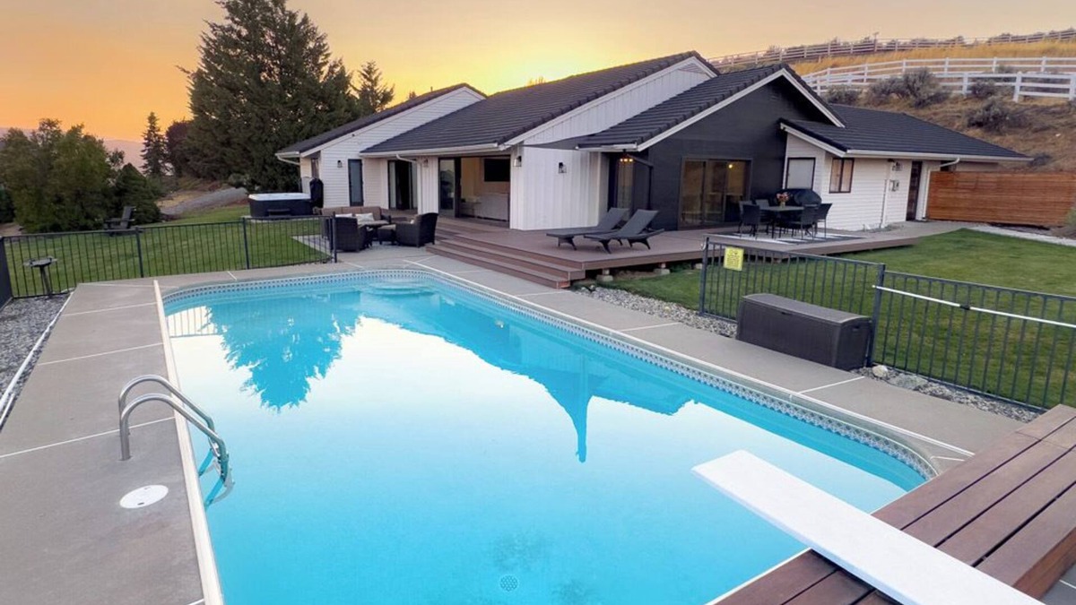 Sunnyslope House | View Home with Pool/Spa Near Leavenworth, Mission Ridge, Lk Chelan and Wineries