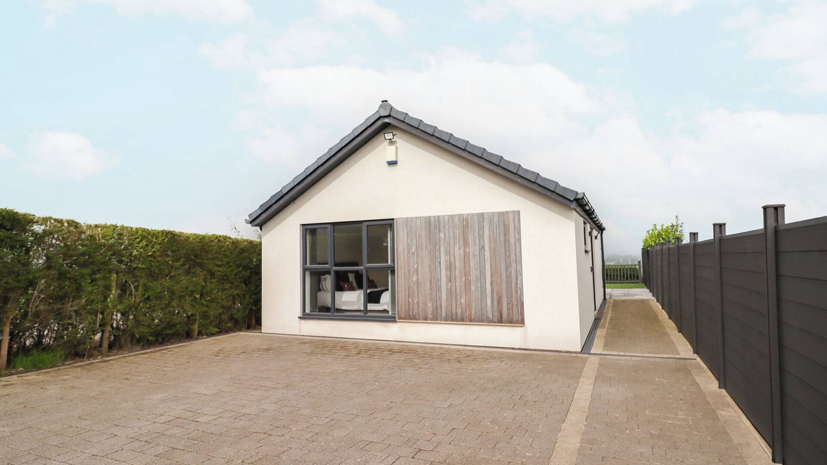 Blackburn Cottage | VIEW@LANGHO, pet friendly, with a garden in Langho, Lancashire