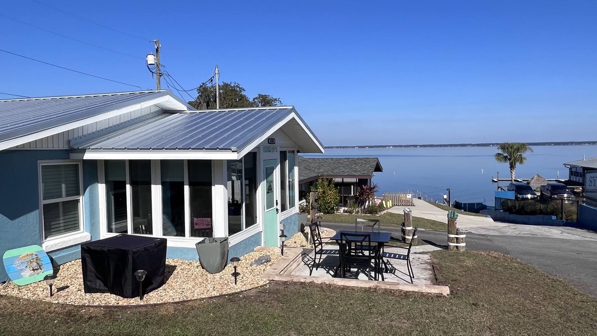Weirsdale Cottage | View of Lake Weir & private beach access