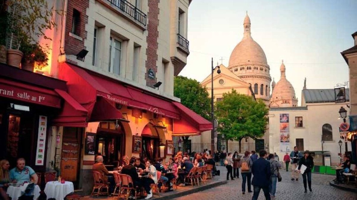 Quartier des Grandes-Carrieres Apartment | VIEW ON THE SACRE CŒUR- MONTMARTRE, OVERLOOKING THE ROOFTOPS OF PARIS