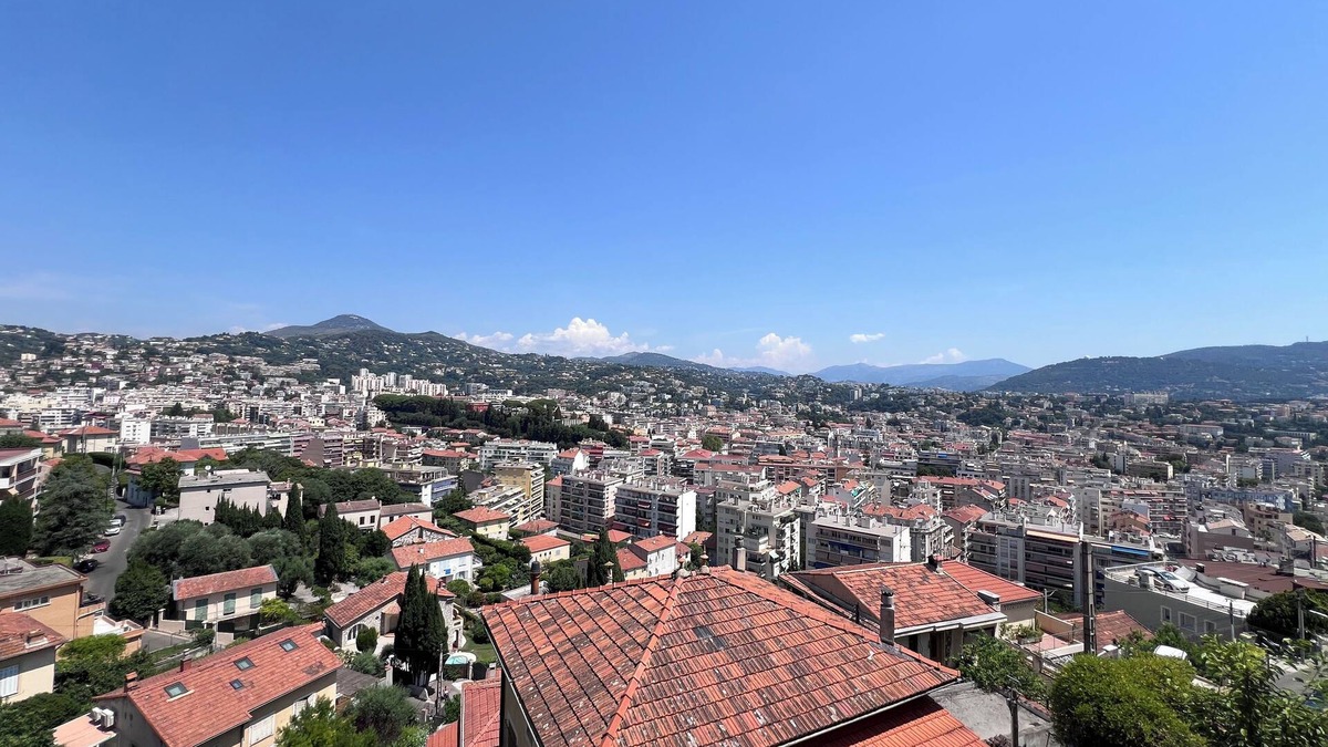 Saint-Sylvestre Apartment | View over Nice, in a quiet hilltop setting just a few steps from the town center.