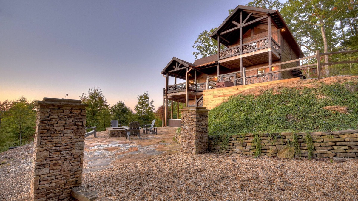 Ridges Over the Lake House | View-Topia - Stunning Cabin, Amazing Views, 15 min from Downtown Blueridge!