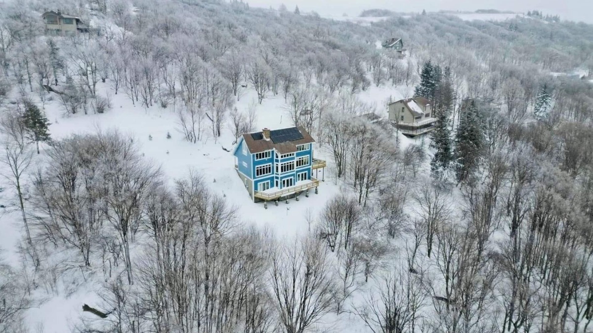 Old Timberline House | VIEW!VIEW! 5BR 5BA, Hot tub,Internet,EV Charger, Mins to Ski, Walks to DollySods