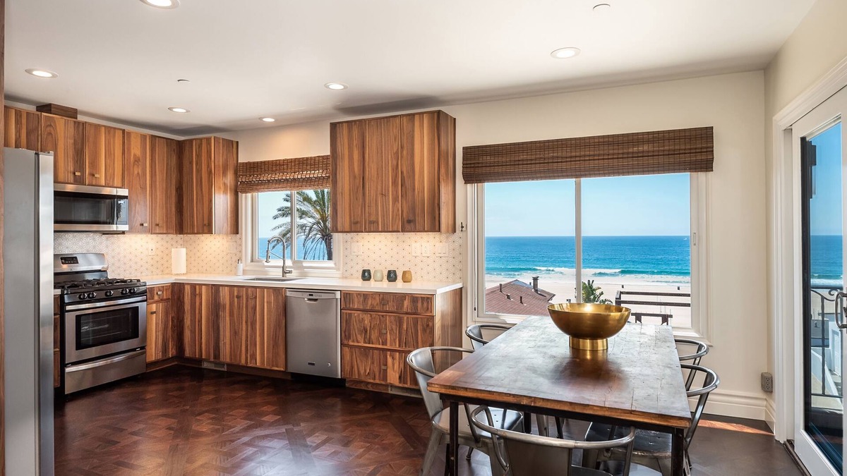 The Strand Apartment | View, View, Comfort and Stlye