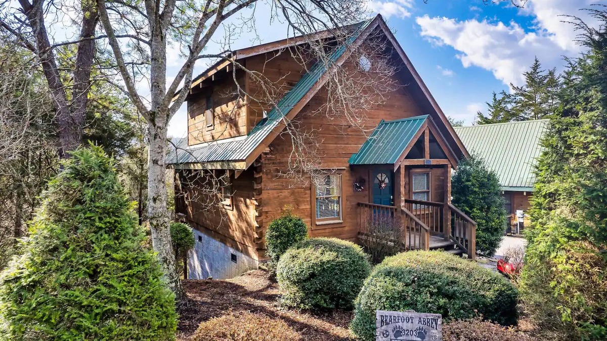 Pigeon Forge Cabin | Views 1BR/1.5Bath Pet-Friendly with Hot Tub & BBQ