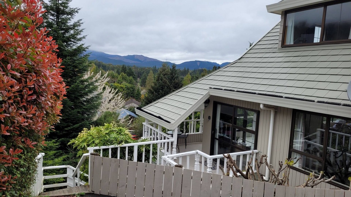 Hanmer Springs House | Views and Space for Large Groups - 5 bedrooms, 2 kitchens and 3 bathrooms