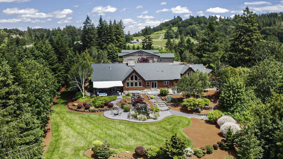 Amity House | Views and Wineries Surround You On 15 Acres In This Wine Country Get Away