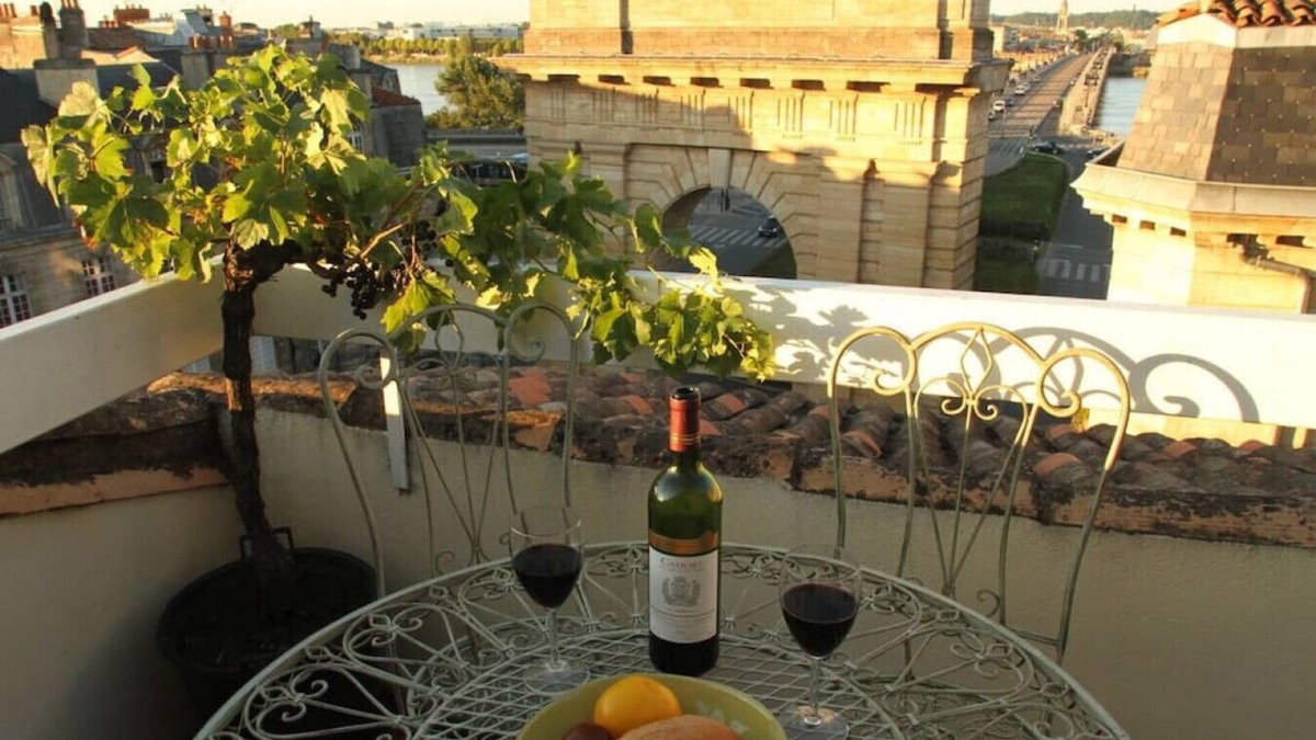Saint-Michel Apartment | Views, Elevator, Air-Conditioning and fast WiFi