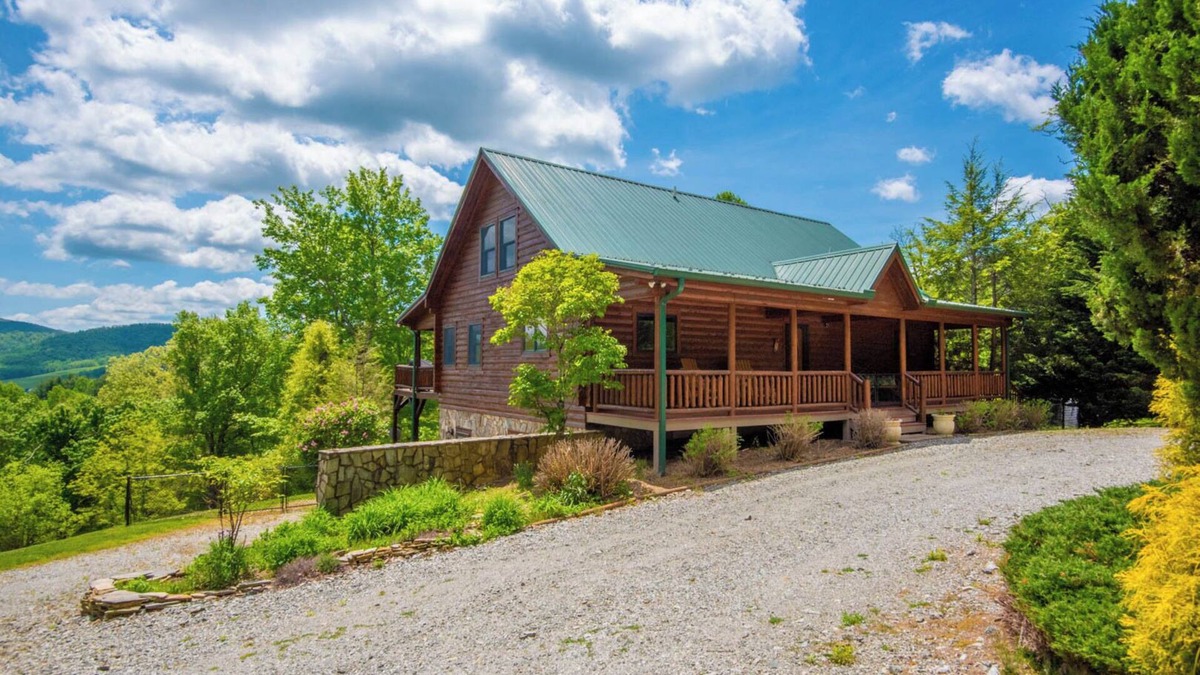 Sparta Cabin | Views + Fenced Yard + Fire Pit + Close to New River Outfitters