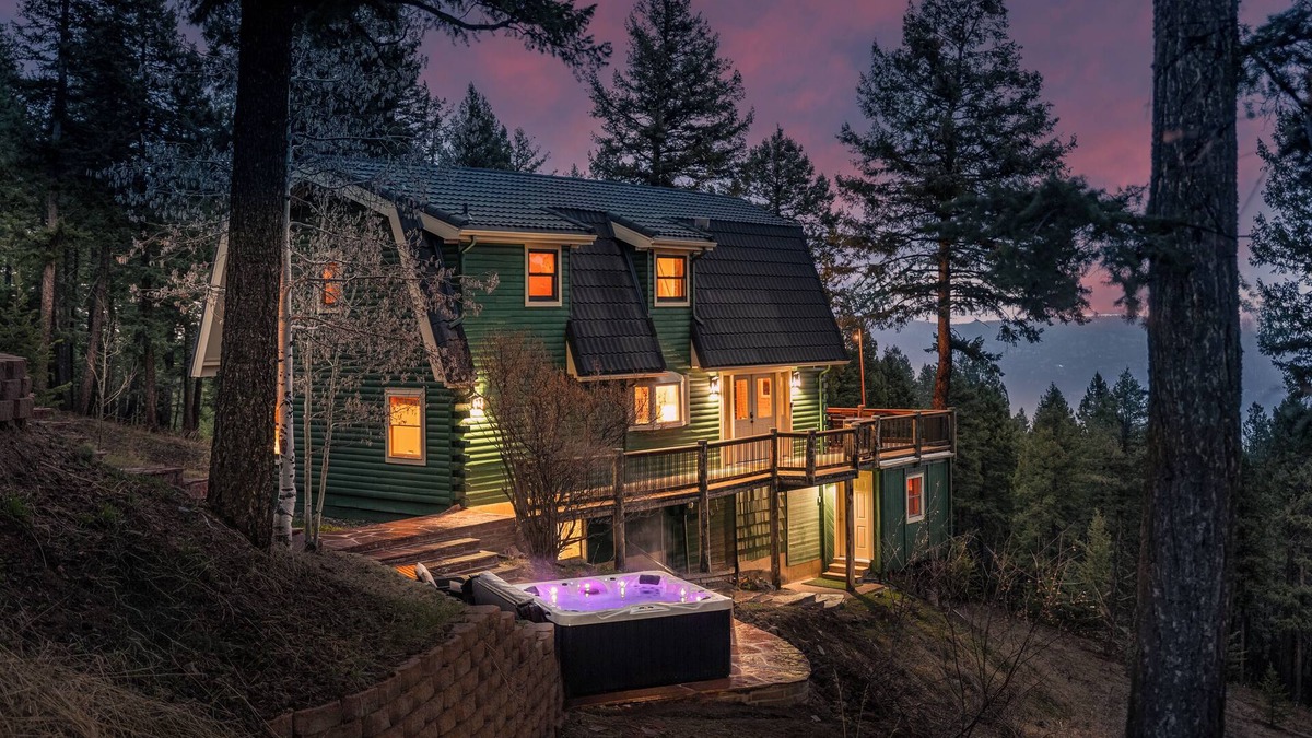 Evergreen House | Views, Hot Tub, Skee-ball, Pool Table, Disc-golf, Trail Access on Property!