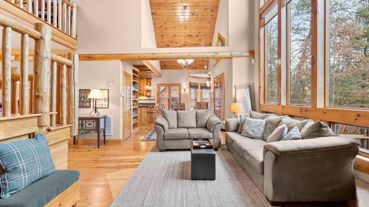 Helen Cabin | VIEWS of the Appalachian MTN in cozy cabin w/HOT TUB