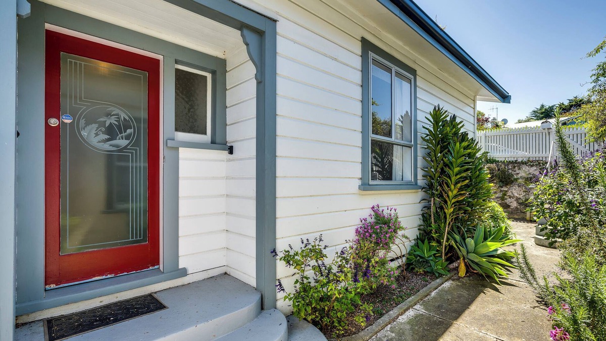 Hospital Hill House | Views on Colenso - Napier Holiday Home