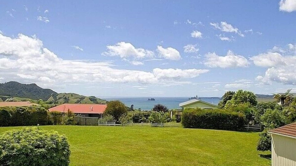 Whitianga Cottage | Views on Rimu - Whitianga Holiday Home