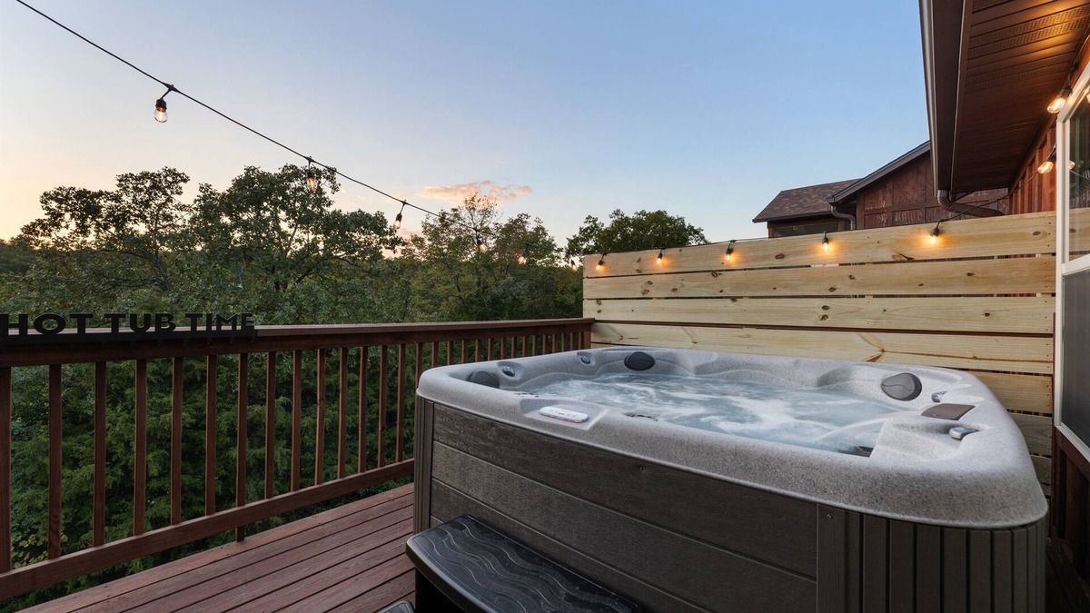 Reeds Spring Cabin | Views! Priv. Hot Tub. 2 Resort Pools. Golf Resort. Sports Courts & Playgrounds.