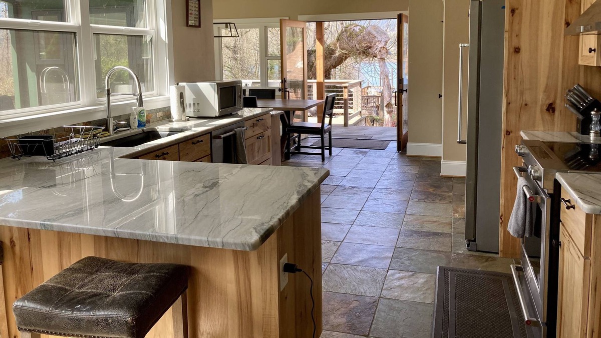 Cascade Locks House | VIEWS! Stunning riverfront property-hiking and waterfalls nearby! Pet friendly!