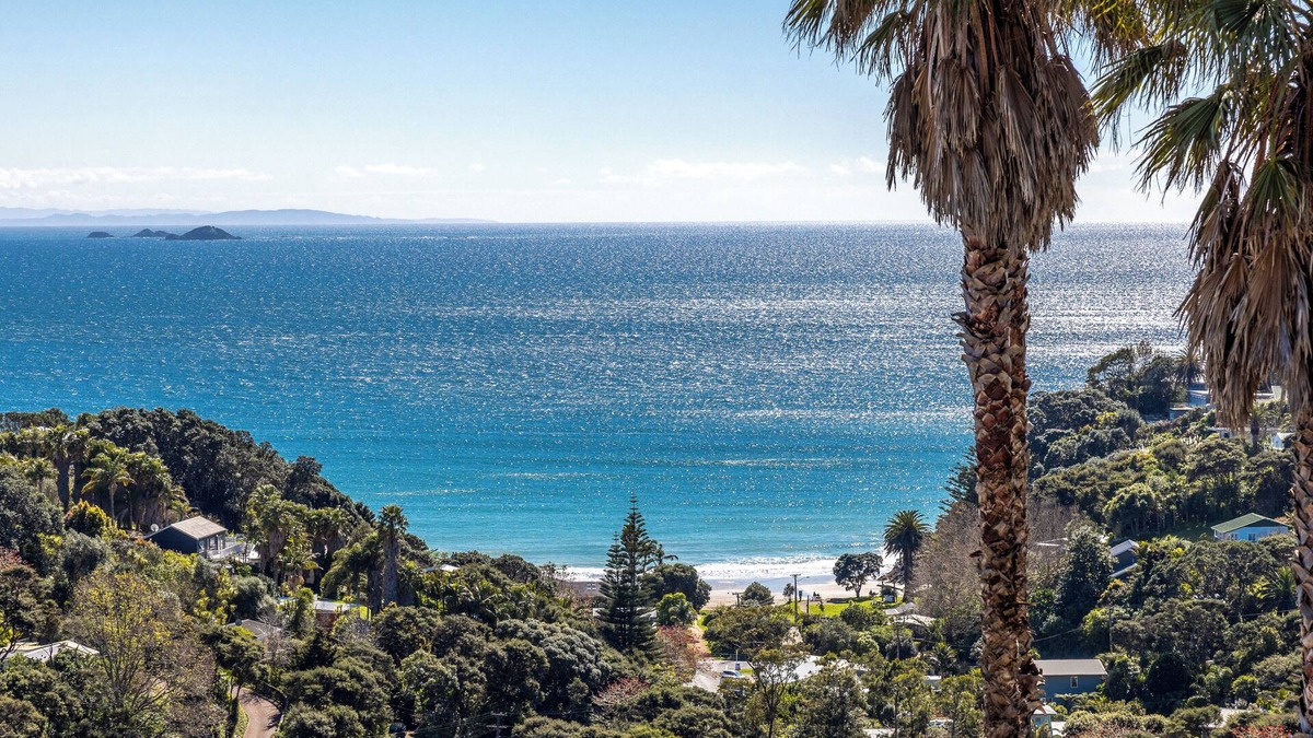 Waiheke Island House | VIEWS TO DIE FOR! 2 LEVEL 2 BEDROOM with BALCONY, 2nd covered DECK, AIRCON, WiFi