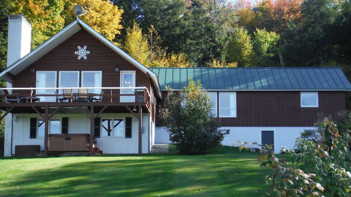 Stowe Hollow House | Views to Mt. Mansfield * Stowe Parking Pass * 2 TV/Family Rooms * Fast Internet