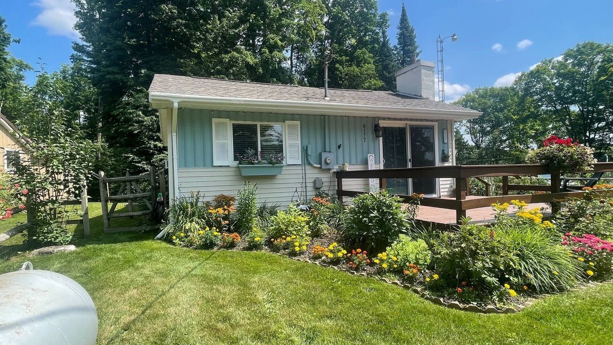 McMillan Cottage | Views, Vibes & Vacation Time-2 BR Lakeview Stay in McMillan Sleeps 10