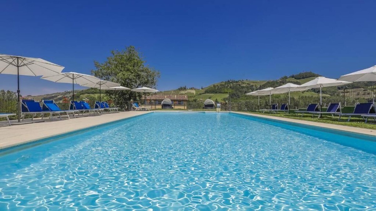 Santo Stefano Belbo Villa | Vigna Dell'Acqua - Beautiful villa with swimming pool surrounded by vineyards