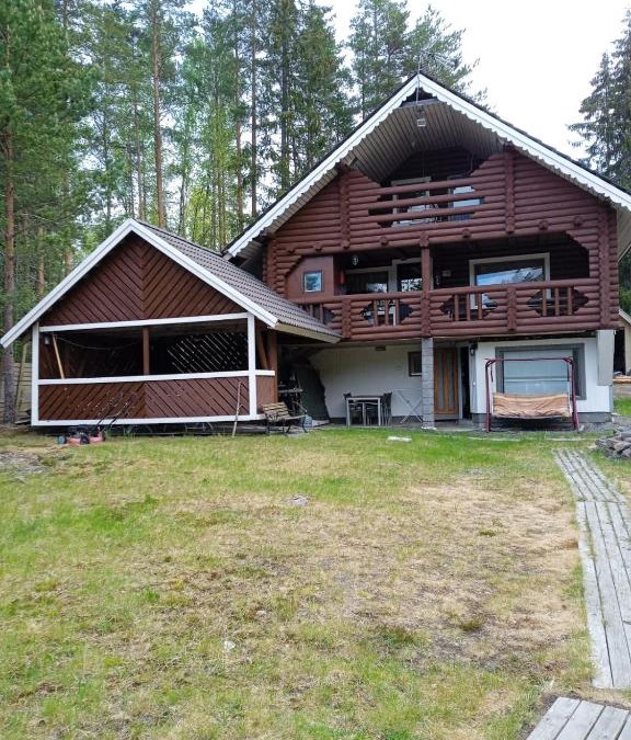 Siikainen Ski Chalet | Viihtyisä hirsimökki järven rannalla