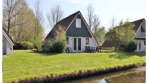 Gramsbergen House | Vijverzicht 218 met whirlpool