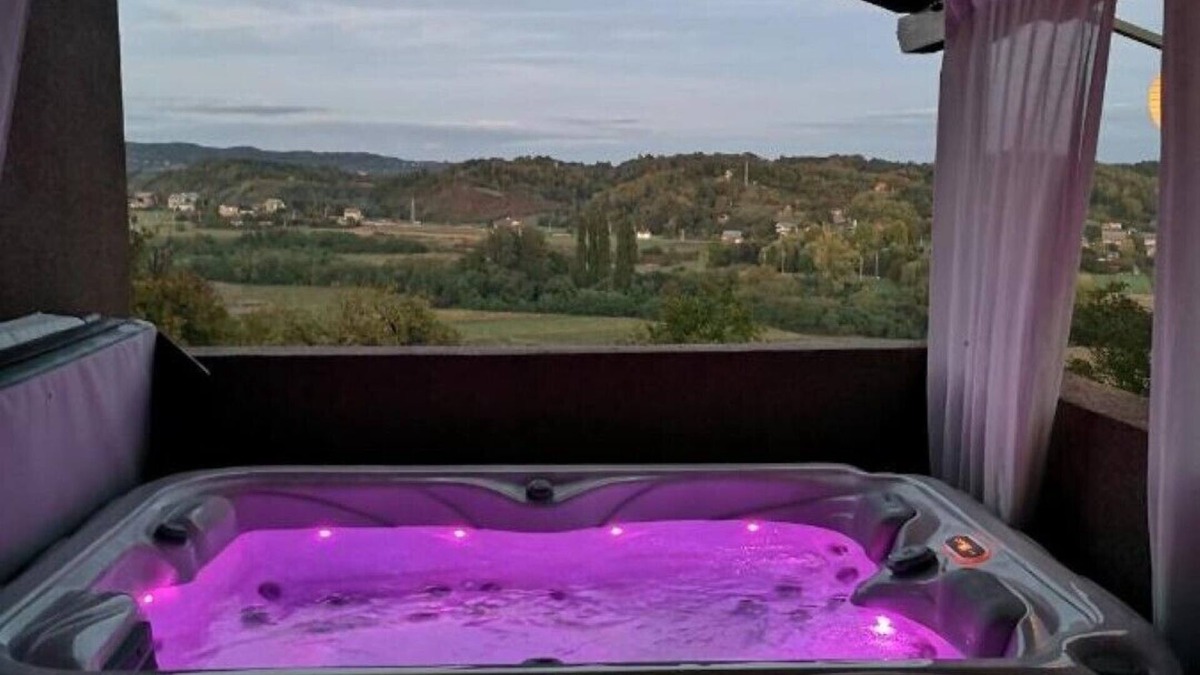 Kraljevec Sesvetski Apartment | Viksa with Jacuzzi sleeps 2