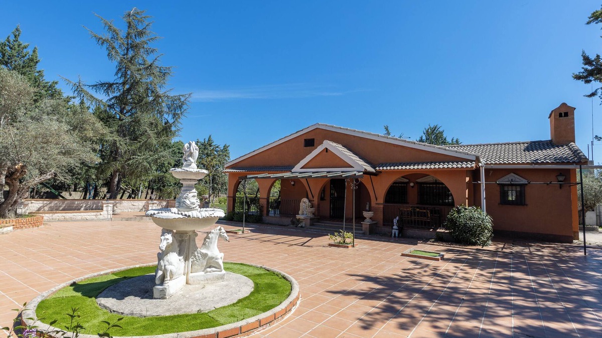 San Martin de Valdeiglesias Villa | Villa 'Finca El Palomar De La Viña' with Mountain View, Private Pool and Wi-Fi