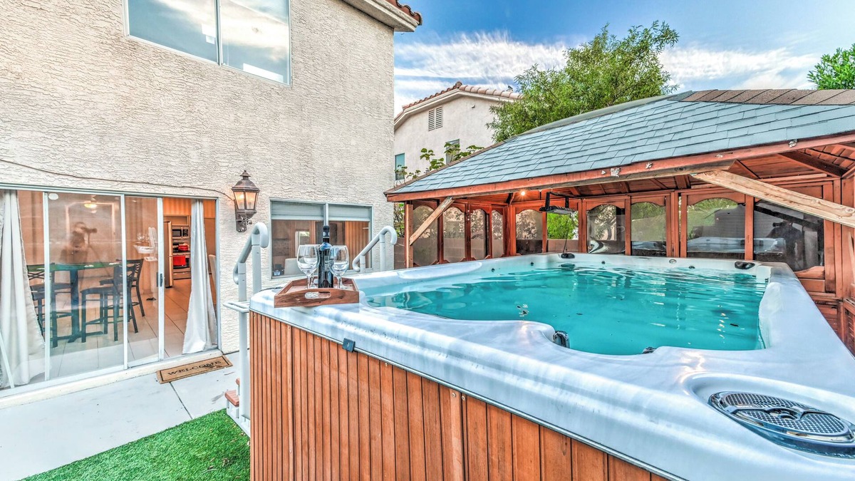 Spring Valley House | Vila Star- 4BD with PoolSpa, Game room, all you need for great vacation N/Strip