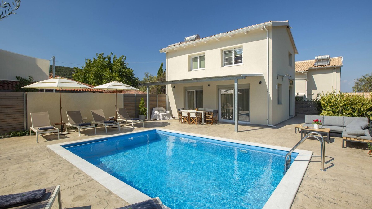 Apolpaina Villa | Vilana Villa ideal for small groups/families 2km from Lefkada city