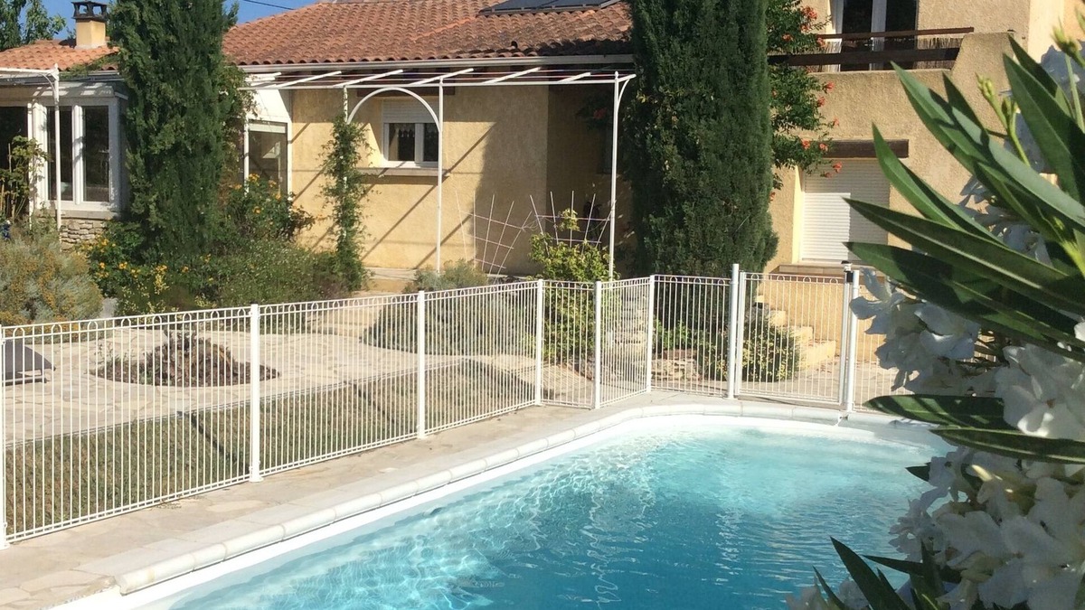 Saint-Saturnin-les-Avignon Villa | Villa Spacieuse Avec Piscine Privée Dans Joli Village Provençal