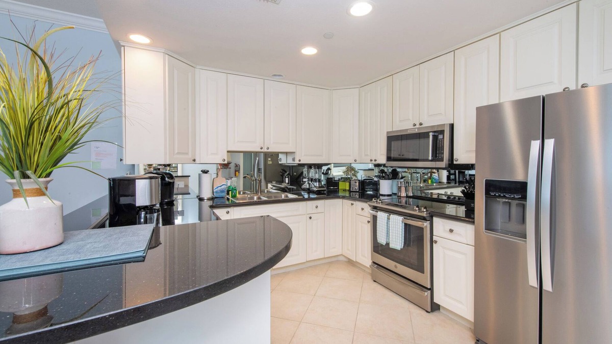 Seven Mile Beach Villa | Villa 10, Second floor, 3 bedroom, 3 bathroom, oceanfront, fully equipped.