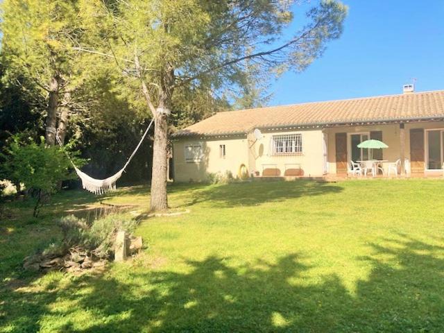Trebes Villa | Villa 110m2, 7 pers, Jacuzzi , 3 chambres, terrain clos et arboré 2500m2