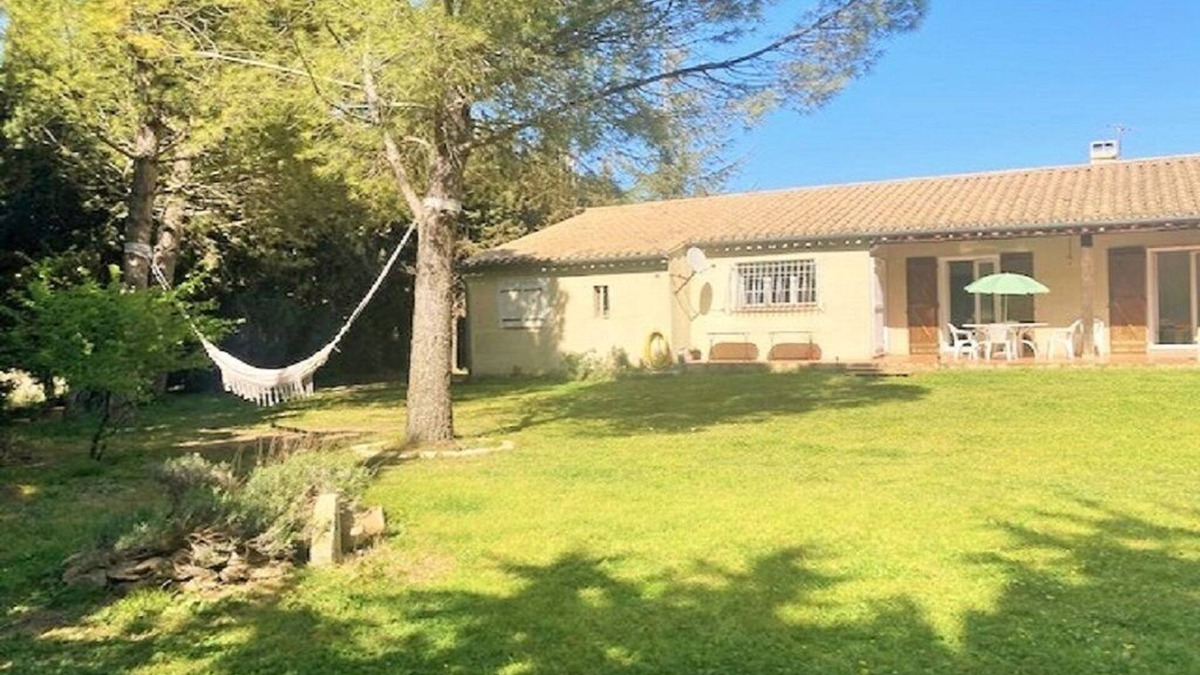 Trebes Villa | Villa 110m2 Jacuzzi, 7 Sleeps, 3 Bedrooms, enclosed garden 2500M2