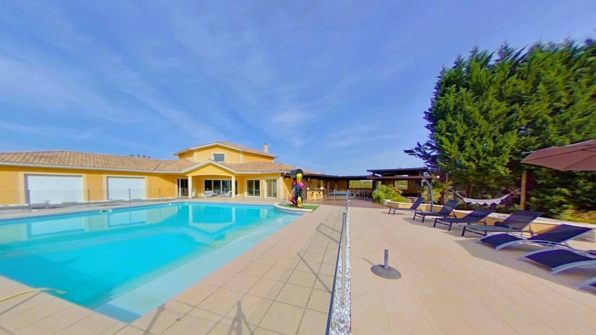 Agnac Villa | VILLA 12 persons/swimming pool/indoor and outdoor jacuzzi/Mediterranean garden.