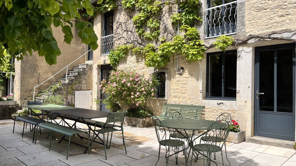 Champlitte House | Villa 1828, sleeps 25, pétanque, swimming pool, billiards, table soccer