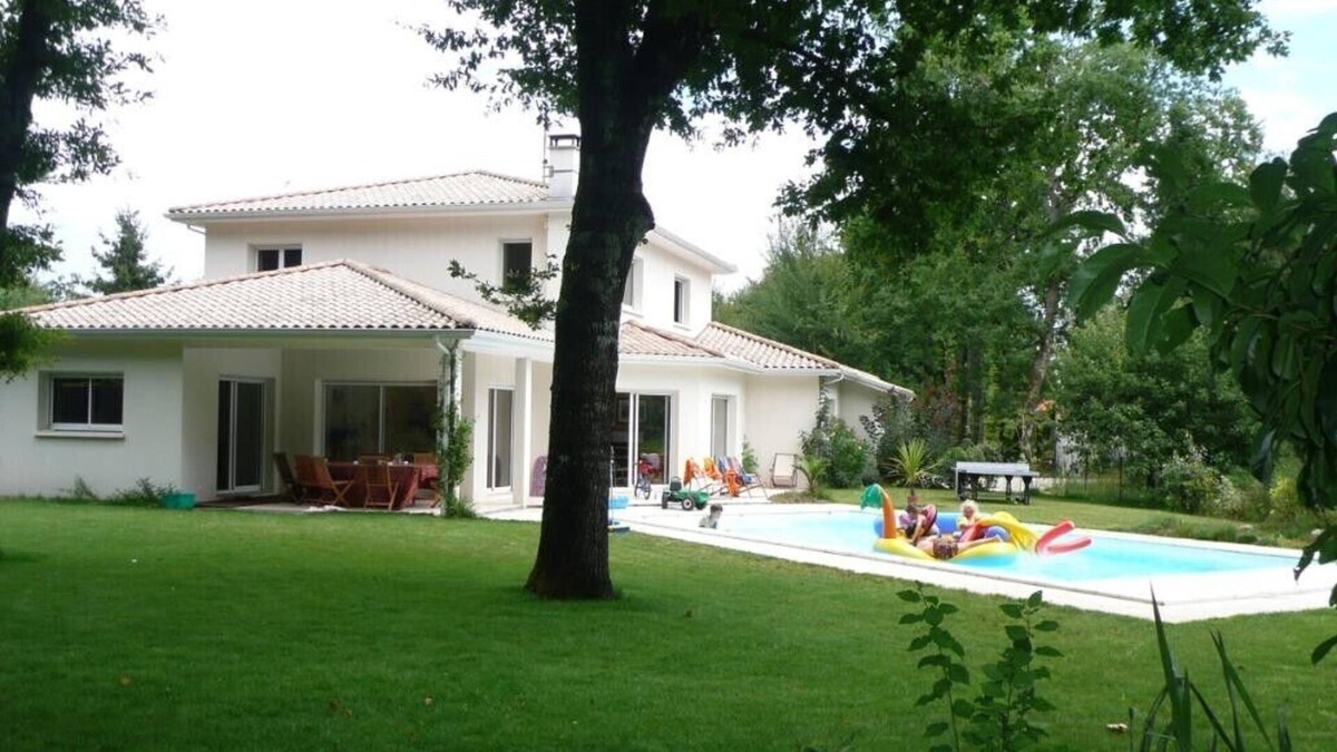 Saint-Aubin-de-Medoc Villa | VILLA 230 SQM ON THE EDGE OF FOREST HEATED AND SECURE POOL SHUTTER