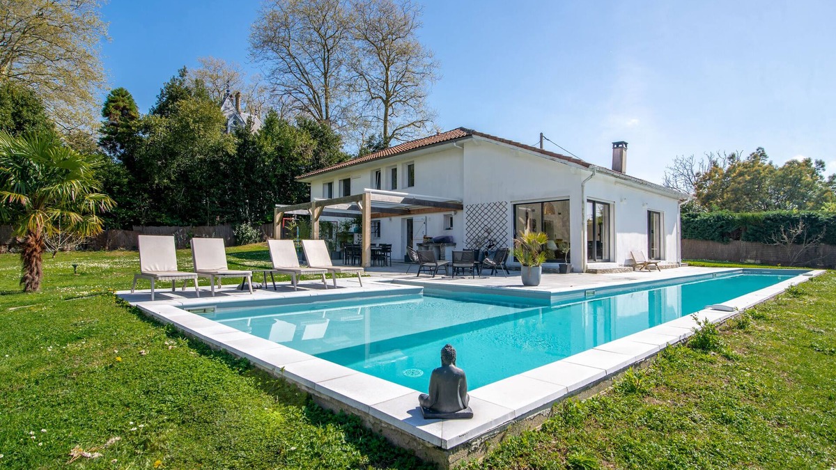 Bayonne Villa | Villa 230m² Avec Couloir de Nage et Grand Jardin