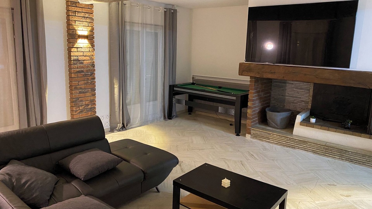 Marolles-en-Brie Villa | Villa 30 minutes from Paris with heated indoor pool
