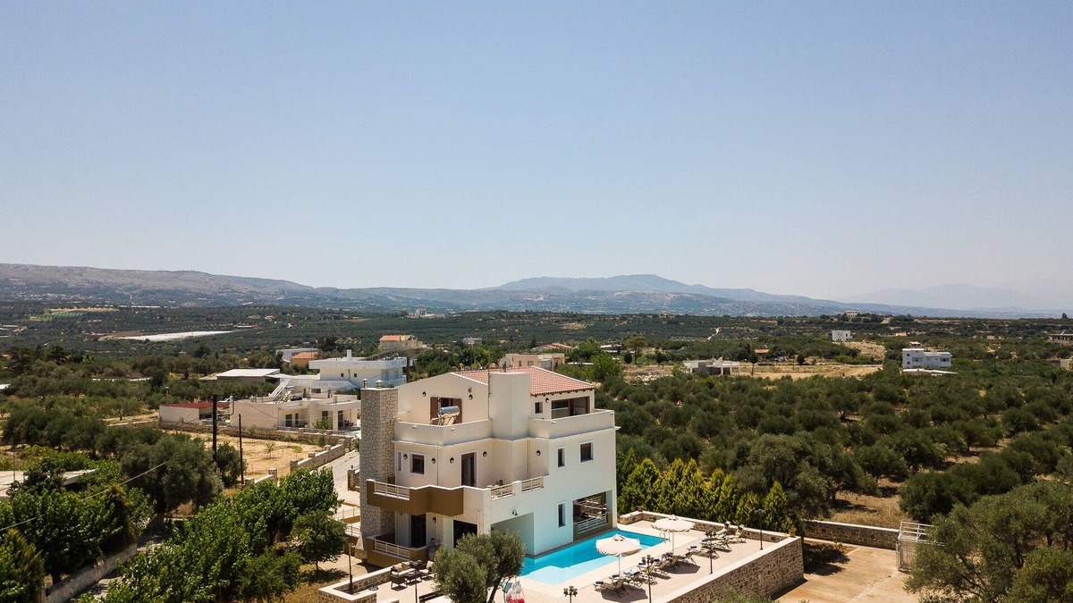 Stavromenos Villa | Villa 4 Seasons, Pool And Garden, Close To The Sea, up to 12 guests!