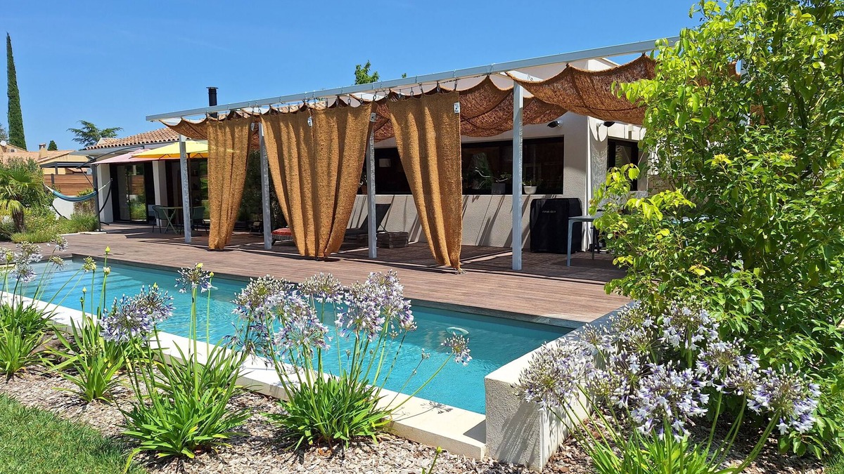 L'Isle-sur-la-Sorgue Villa | VILLA 6 persons, 5*, with swimming pool, spa and river
