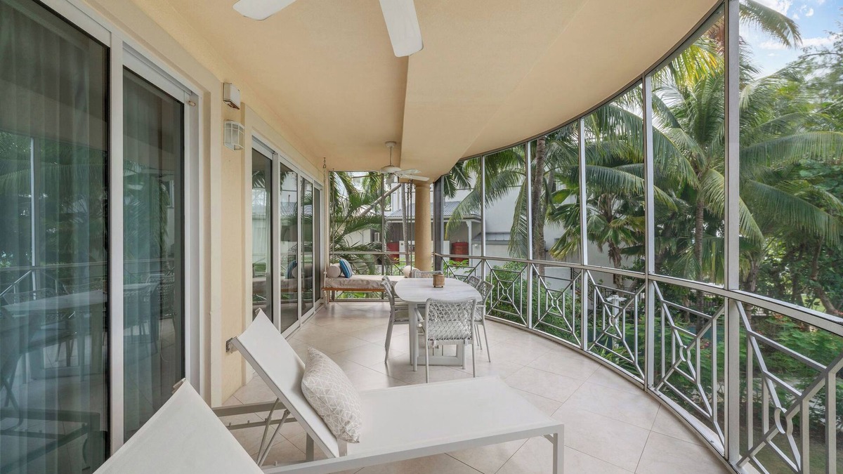 Seven Mile Beach Villa | Villa 7, Second floor, 3 bedroom, 3 bathroom, oceanfront, fully equipped.