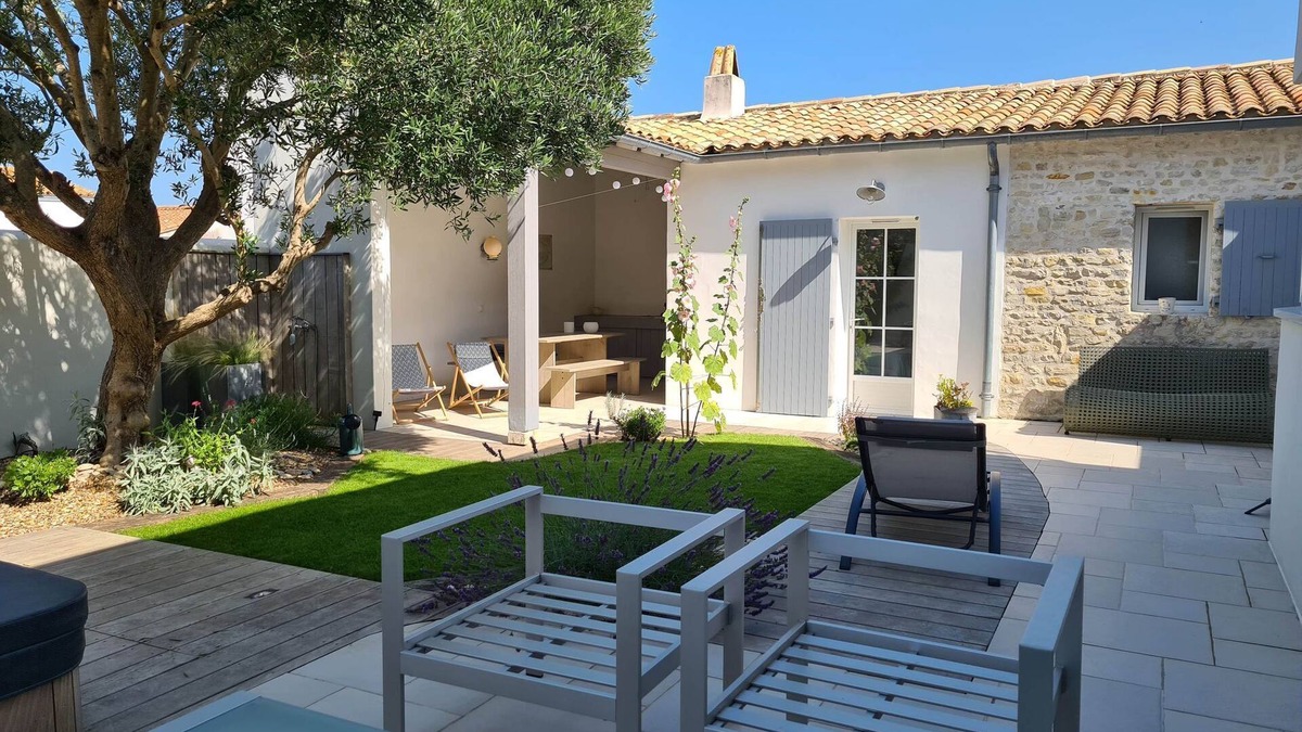 Le Bois-Plage-en-Re House | Villa - 8 people - 4 Bedrooms - Jacuzzi - Ile de Ré - Wifi - Seaside