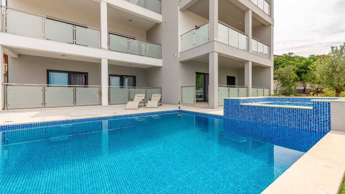 Karlobag Apartment | Villa 80m from the beach with the big pool in garden