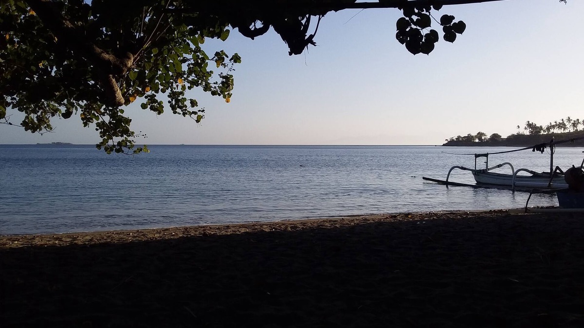 Sekotong Barat House | Villa Asiyah, Pandanan: next to Sekotong's bay: sailing, snorkeling, swiming.